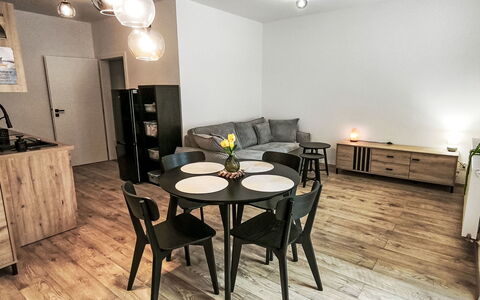 Aneta: Gulvbelægning, Soveværelse, Sengetøj, Seng, Bed Frame, Sengetøj, Sengetøj, Hårdttræ, Madras, Trægulve