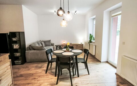 Aneta: Gulvbelægning, Soveværelse, Sengetøj, Seng, Bed Frame, Sengetøj, Sengetøj, Hårdttræ, Madras, Trægulve