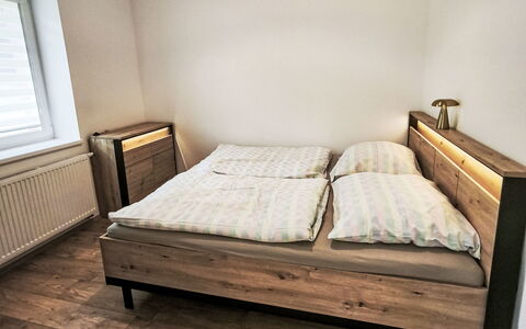 Aneta: Gulvbelægning, Soveværelse, Sengetøj, Seng, Bed Frame, Sengetøj, Sengetøj, Hårdttræ, Madras, Trægulve