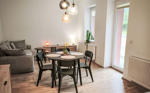 Aneta: Gulvbelægning, Soveværelse, Sengetøj, Seng, Bed Frame, Sengetøj, Sengetøj, Hårdttræ, Madras, Trægulve