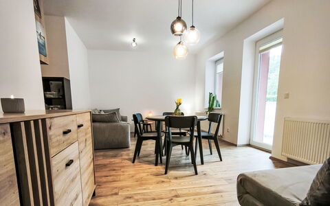 Aneta: Gulvbelægning, Soveværelse, Sengetøj, Seng, Bed Frame, Sengetøj, Sengetøj, Hårdttræ, Madras, Trægulve