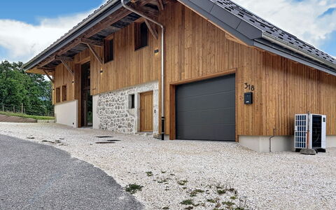 La Grange à Luc: Gulvbelægning, Soveværelse, Sengetøj, Seng, Bed Frame, Sengetøj, Sengetøj, Hårdttræ, Madras, Trægulve