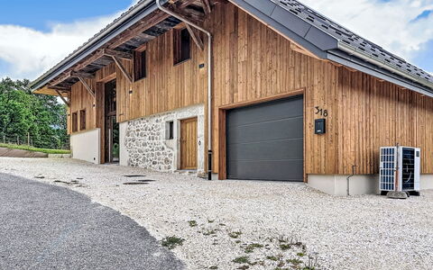 La Grange à Luc: Gulvbelægning, Soveværelse, Sengetøj, Seng, Bed Frame, Sengetøj, Sengetøj, Hårdttræ, Madras, Trægulve