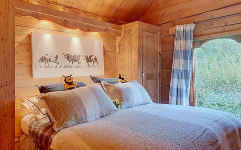 Le Hameau: Gulvbelægning, Soveværelse, Sengetøj, Seng, Bed Frame, Sengetøj, Sengetøj, Hårdttræ, Madras, Trægulve
