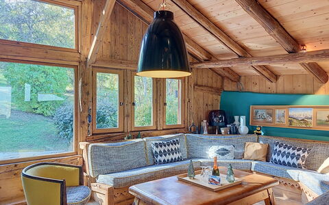 Le Hameau: Gulvbelægning, Soveværelse, Sengetøj, Seng, Bed Frame, Sengetøj, Sengetøj, Hårdttræ, Madras, Trægulve