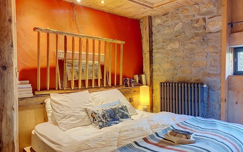 Le Hameau: Gulvbelægning, Soveværelse, Sengetøj, Seng, Bed Frame, Sengetøj, Sengetøj, Hårdttræ, Madras, Trægulve