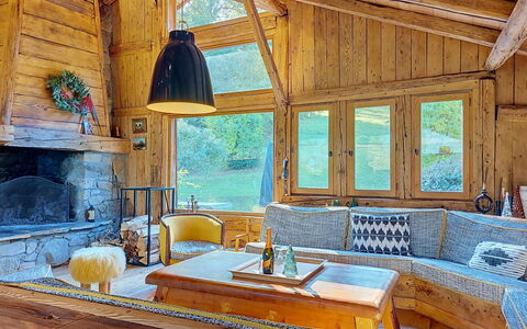 Le Hameau: Gulvbelægning, Soveværelse, Sengetøj, Seng, Bed Frame, Sengetøj, Sengetøj, Hårdttræ, Madras, Trægulve