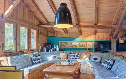 Le Hameau: Gulvbelægning, Soveværelse, Sengetøj, Seng, Bed Frame, Sengetøj, Sengetøj, Hårdttræ, Madras, Trægulve