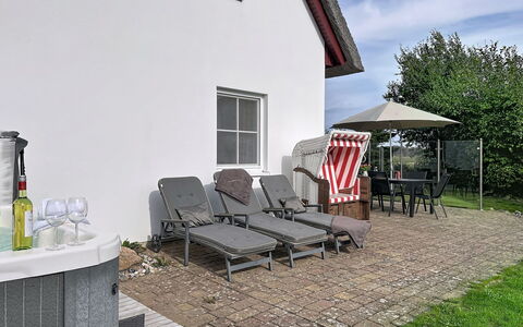 Moderne Zeiten: Møbel, Udendørs Møbler, Stol, Hus, Hjem, Tag, Have, Udendørs Bord, Sommerhus, Lawn