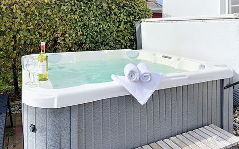 Moderne Zeiten: Badekar, Sanitærarmatur, Jacuzzi, Stueplante, Vvs, Svømmepøl, Blomsterkrukke, Backyard, Dæk