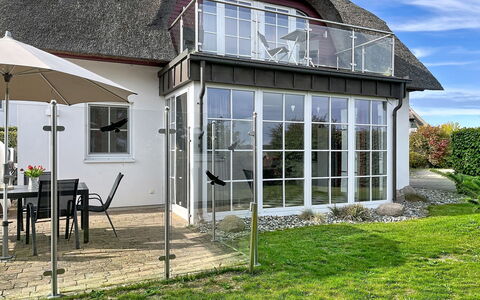 Moderne Zeiten: Veranda, Tag, Hjem, Dør, Sommerhus, Altan, Stol, Udendørs Møbler, Have, Skygge