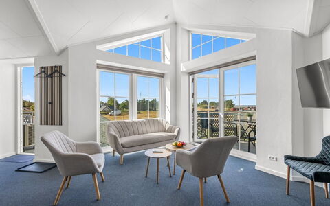 Zuhra - 50M to the Fjord: Møbel, Indretning, Gulvbelægning, Etage, Træ, Loft, Couch, Stue, Stol, Hjem