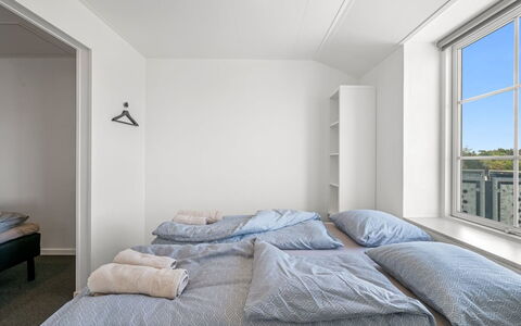 Zuhra - 50M to the Fjord: Etage, Gulvbelægning, Møbel, Væg, Indretning, Soveværelse, Træ, Loft, Seng, Værelse
