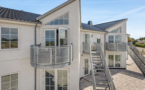 Zuhra - 50M to the Fjord: Hjem, Dør, Trappe, Altan, Estate, Gelænder, Skydevindue, Veranda, Indkørsel, Sidespor