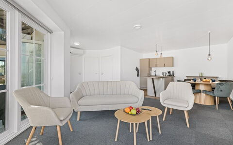 Alban - 50M to the Fjord: Møbel, Indretning, Gulvbelægning, Etage, Træ, Loft, Stue, Couch, Bord, Værelse
