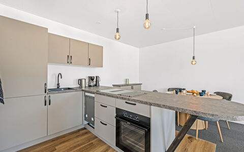 Alban - 50M to the Fjord: Gulvbelægning, Møbel, Indretning, Countertop, Træ, Køkken, Etage, Loft, Cabinetry, Trægulve