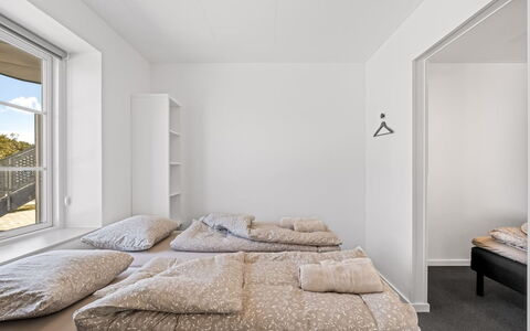 Alban - 50M to the Fjord: Væg, Etage, Soveværelse, Træ, Indretning, Gulvbelægning, Loft, Seng, Værelse, Møbel