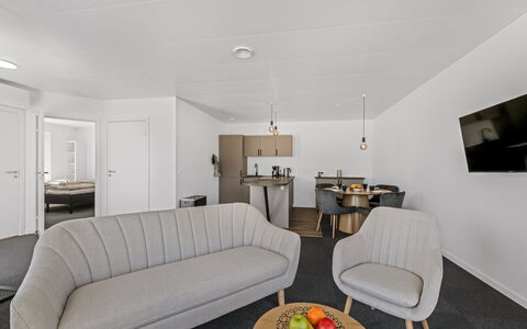 Apsolon - 50M to the Fjord: Gulvbelægning, Etage, Træ, Indretning, Loft, Møbel, Værelse, Lejlighed, Stue