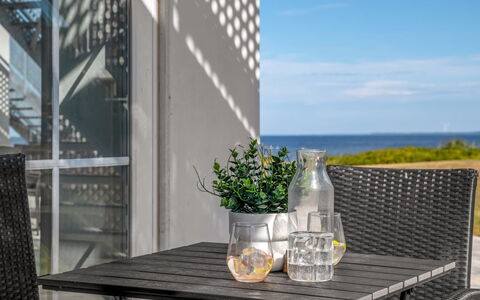 Apsolon - 50M to the Fjord: Møbel, Stol, Udendørs Møbler, Bord, Udendørs Bord, Køkken & Spisebord, Kaffebord, Blomsterkrukke, Altan