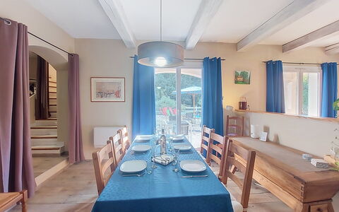 Moun Pantai: Møbel, Indretning, Stol, Bord, Træ, Gulvbelægning, Køkken & Spisebord, Spisestue, Etage, Belysning