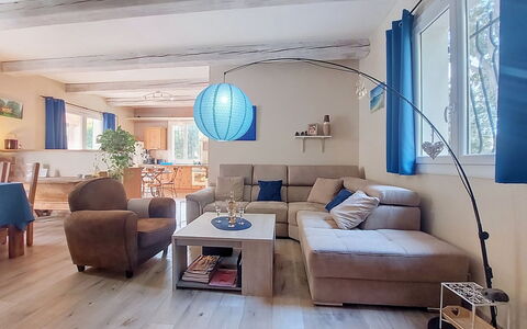 Moun Pantai: Møbel, Indretning, Couch, Gulvbelægning, Etage, Stue, Træ, Loft, Værelse, Bord