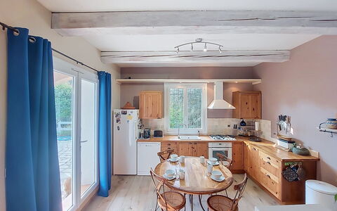 Moun Pantai: Møbel, Indretning, Gulvbelægning, Køkken, Countertop, Træ, Etage, Loft, Stol, Værelse