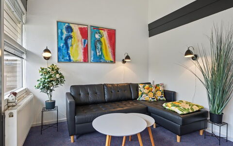 Kielo - 700M from the Sea: Møbel, Indretning, Gulvbelægning, Couch, Væg, Etage, Træ, Stue, Loft, Værelse