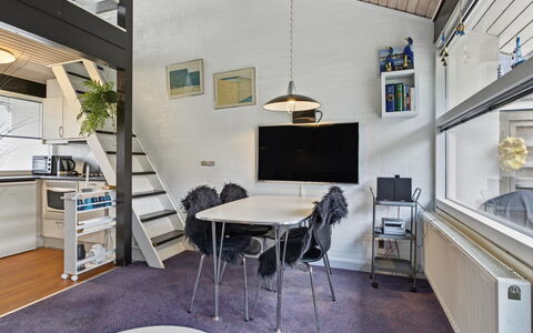 Kielo - 700M from the Sea: Indretning, Gulvbelægning, Loft, Møbel, Etage, Værelse, Belysning, Lejlighed, Stue, Stol