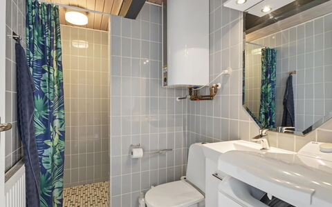 Kielo - 700M from the Sea: Badeværelse, Sanitærarmatur, Indretning, Gulvbelægning, Toilet, Badeværelsesvask, Toiletbræt, Håndvask, Etage, Tap