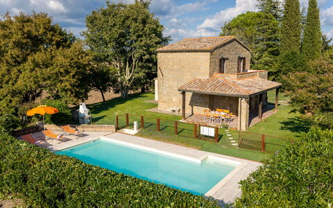 Ortale a Pitigliano with Pool: Svømmepøl, Hus, Stuehus, Hjem, Sommerhus, Estate, Dør, Have, Backyard