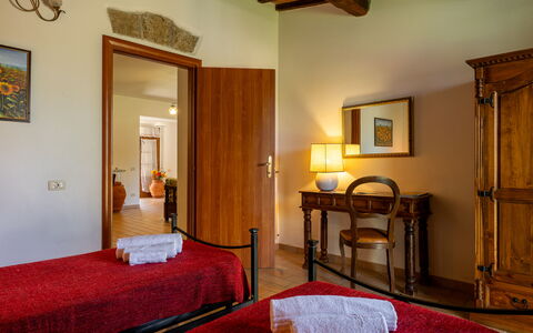 Ortale a Pitigliano with Pool: Møbel, Væg, Indretning, Gulvbelægning, Træ, Seng, Soveværelse, Etage, Loft, Værelse