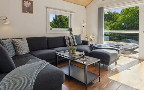 Elle: Møbel, Couch, Indretning, Stue, Træ, Gulvbelægning, Etage, Throw Pillow, Værelse