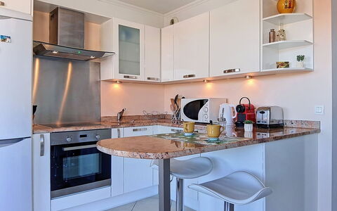 Le Royal Cap: Møbel, Countertop, Køkken, Køkken Apparat, Cabinetry, Indretning, Større Bandage, Gulvbelægning, Træ, Husholdningsapparat