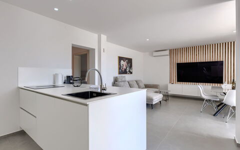 Level 4: Indretning, Gulvbelægning, Møbel, Køkken, Countertop, Væg, Etage, Loft, Træ, Værelse