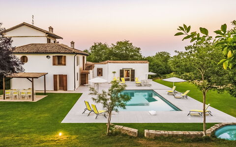 Villa Denise: Svømmepøl, Udendørs Møbler, Have, Møbel, Udvej, Skygge, Eco Hotel, Backyard, Fritid, Stol