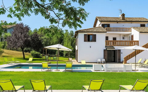 Villa Denise: Svømmepøl, Udendørs Møbler, Have, Møbel, Udvej, Skygge, Eco Hotel, Backyard, Fritid, Stol