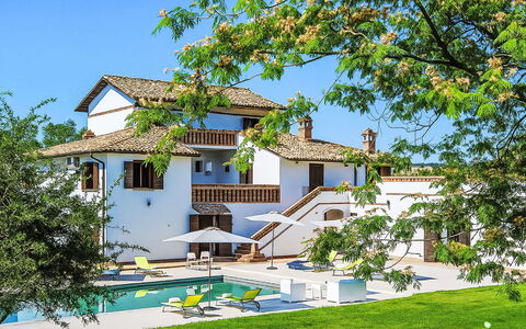 Villa Denise: Svømmepøl, Udendørs Møbler, Have, Møbel, Udvej, Skygge, Eco Hotel, Backyard, Fritid, Stol