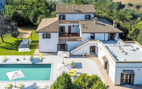 Villa Denise: Svømmepøl, Udendørs Møbler, Have, Møbel, Udvej, Skygge, Eco Hotel, Backyard, Fritid, Stol
