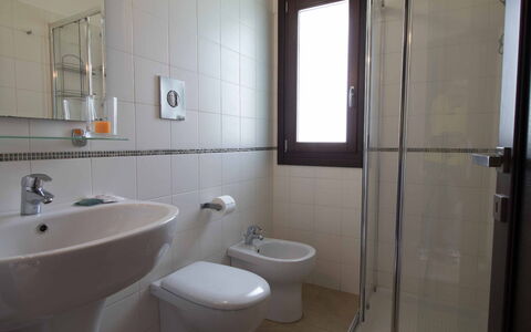 Casa Spassu: Gulvbelægning, Indretning, Sanitærarmatur, Etage, Badeværelse, Håndvask, Badeværelsesvask, Værelse, Tap, Vvs