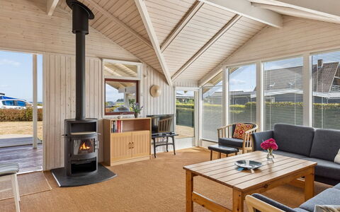 Aster - 100M from the Sea: Træ, Hjem, Arkitektur, Loft, Veranda, Sommerhus, Tag, Etage, Hårdttræ, Dør