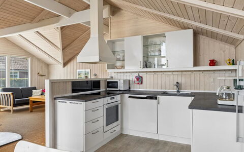 Aster - 100M from the Sea: Køkken, Træ, Loft, Indretning, Gulvbelægning, Countertop, Møbel, Cabinetry, Etage, Større Bandage