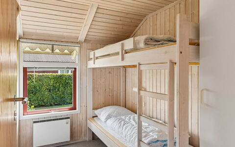 Aster - 100M from the Sea: Træ, Indretning, Soveværelse, Køjeseng, Seng, Loft, Etage, Gulvbelægning, Sovesal, Bed Frame