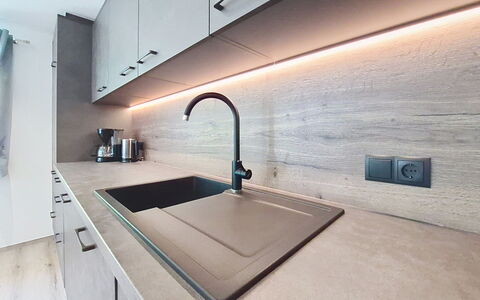 Sophia: Køkken, Countertop, Træ, Gulvbelægning, Indretning, Sanitærarmatur, Køkkenvask, Håndvask, Cabinetry, Tap