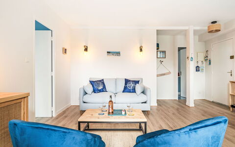 L'Emerillon: Møbel, Indretning, Gulvbelægning, Træ, Etage, Couch, Loft, Lejlighed, Værelse, Stue