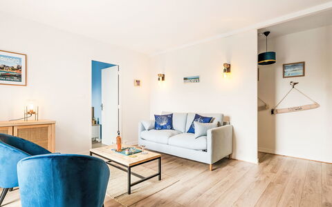 L'Emerillon: Møbel, Indretning, Gulvbelægning, Væg, Etage, Træ, Couch, Værelse, Stue, Loft