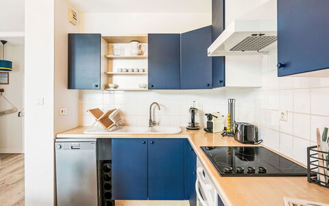 L'Emerillon: Køkken Apparat, Køkken, Større Bandage, Countertop, Indretning, Cabinetry, Gulvbelægning, Træ, Møbel, Komfur