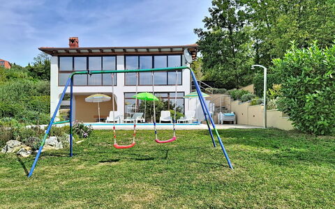 Pod Meloni: Have, Skygge, Legepladsudstyr, Lawn, Landscaping, Backyard, Gård, Parkere, Villa, Kunstgræs