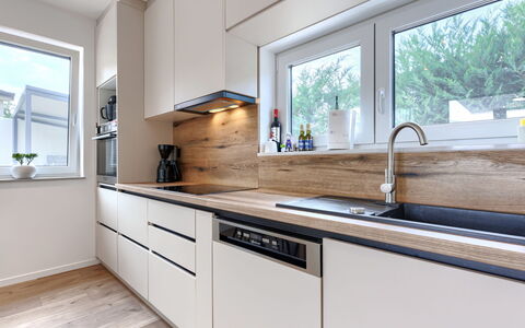 Veronica: Køkken, Countertop, Køkken Apparat, Gulvbelægning, Træ, Indretning, Større Bandage, Husholdningsapparat, Cabinetry, Etage