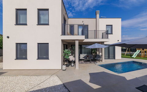 Veronica: Facade, Boligområde, Hjem, Dør, Estate, Altan, Villa, Gårdsplads, Design, Indkørsel