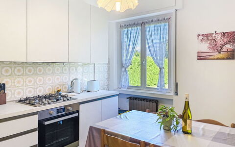 Carla: Køkken, Køkken Apparat, Indretning, Større Bandage, Gulvbelægning, Træ, Countertop, Møbel, Værelse, Etage